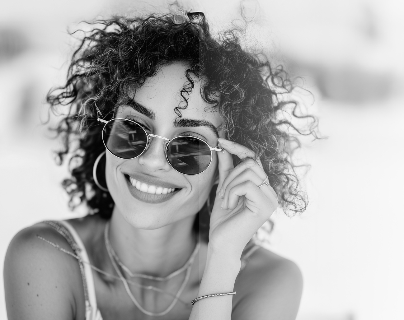 Mujer con gafas sonriendo
